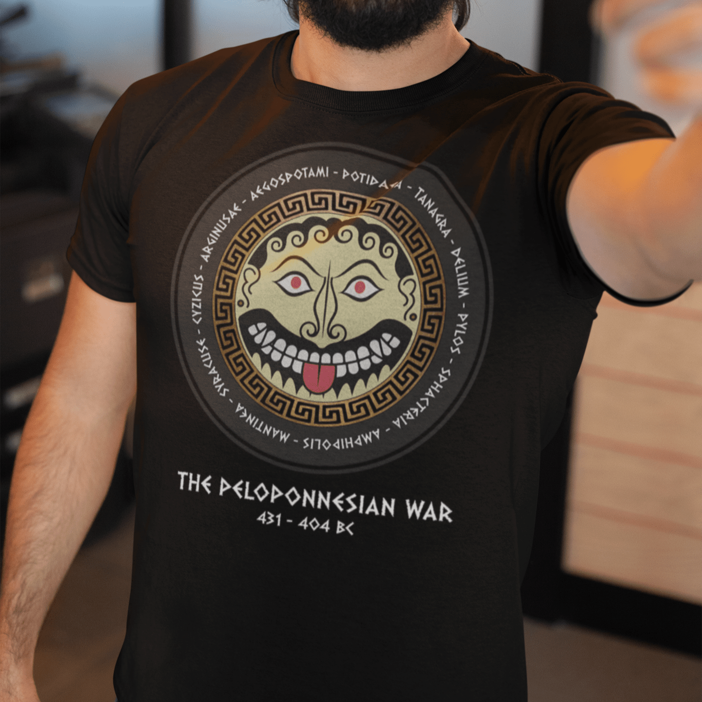 Black / S The Peloponnesian War Battles - Greek Gorgon Hoplite Shield T-Shirt